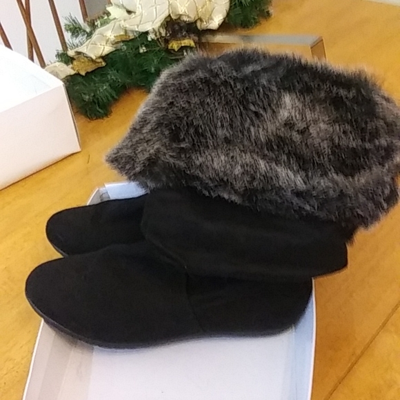 Faux black suede faux fur snow boots 7 1/2 woman's shoe - Picture 3 of 13